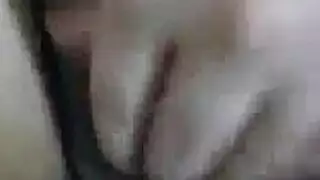 منتقبة ممتلئة الثدي تُمارس الجنس الفموي ثم تُنك مهبلها بقوة