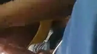 علاقة ثلاثية عرقية: جارتان مثارتان تشاركان رجلاً محظوظاً