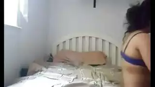 الكسيس تكساس تضرب كسها المبلل بقوة في مقطع صريح