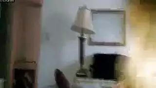 فتاة شقراء تعبد قضيب عشيقها الجديد في فيلم بورنو ثلاثي فوضوي