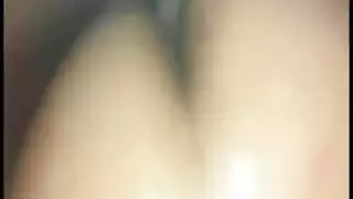 مشهد الأم المثيرة: تدمير كسها المبلل في الحشوة