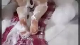 زوجة شبقية تحصل على غسل مهبلها وطيزها من زوجها الدييث