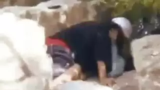 نيك صديقتي في الخارج: نشر ساقيها وملؤها بالسائل المنوي