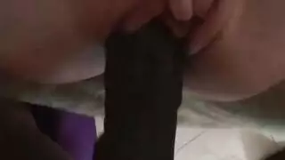 عاشقة الزب الكبير تتعرض للضرب بقضيب أسود طويل