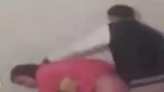 يزنقها فالحيطه