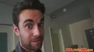 مراهقة سمراء مثارة تخلع ملابسها وتتباهى بكسها المبلل