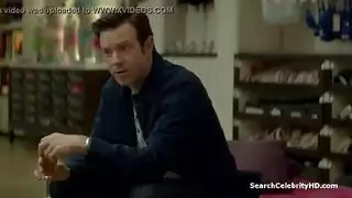 فتاة متوحشة بشعر مجعد في فعل إباحي قاسي