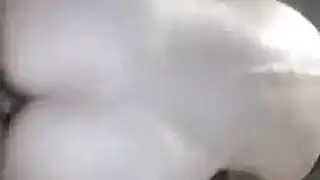 شابة تأخذ رذاذ على الوجه والصدر بعد ركوب عنيف للقضيب