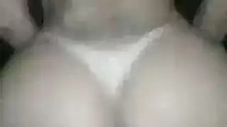 لارا تمارس الجنس بقوة مع عشيق صديقتها مشهد مليء بضخ المهبل