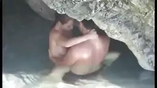 جنس تحت الماء: سائح يهيمن على فتاة الشاطئ بجانب الصخور