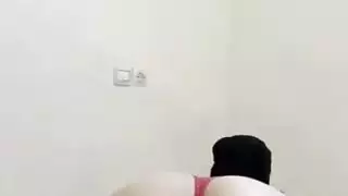 عاهرة محجبة تتباهى بمؤخرتها الممتلئة في مشهد إباحي صريح