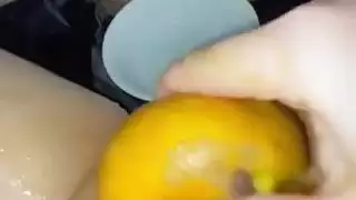 جنون الاستمناء بالمانجو: مراهقة سعودية تستكشف كسها بالفواكه