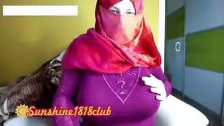 قطر فتاة مسلمة عربية فارسية ذات صدر كبير ترتدي الحجاب على الكاميرا في عرض مباشر مسجل في نوفمبر