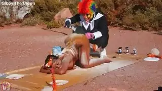 نسيت التوابل، لذا ناكتُ ديك الديك الرومي الكبير بكسري الضيق