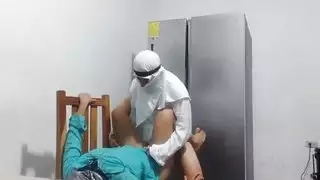 جنس عربي إباحي أمام الثلاجة: هزة جماع شديدة في المطبخ