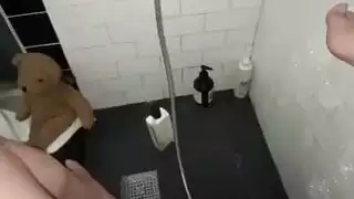 إباحية هواة صريحة: استمناء في الدش من أجل كس مراهقة ضيق