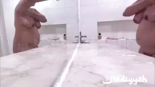 زوجة عربية ممتلئة الجسم تتباهى بثدييها الضخمين في حمام بخاري ساخن