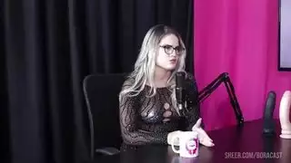 نجمة إباحية سمراء تحصل على لعق فرجها العصيري قبل أن تركب قضيبًا عربيًا