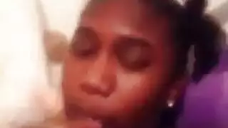 رجل يحكك على مرأءة في شارع