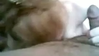 عاهرة عربية ذات مؤخرة كبيرة تبلع قضيبًا بعمق وتتعرض لنكاح قوي