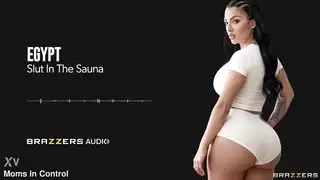 مبللة ومثيرة في الساونا: فيلم إباحي طويل