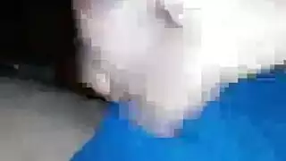 مهووسات اللياقة البدنية: اثنتان من النساء الناضجات تتناوبان على ركوب قضيب المدرب الشخصي السميك