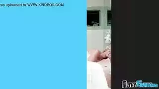 تشارك السرير مع زوج امها