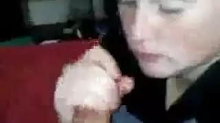 عمل فم ماهر: مص قضيبه حتى الإفراز الانفجاري