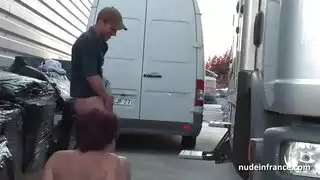 هؤلاء العاهات يحببن التباهي بمؤخرتهن والضرب بقوة