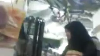 تسوق حتى تنهار: البائعة تمارس الجنس الفموي العميق والشرجي الخشن