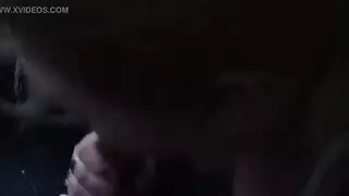 جنس سيارات إكس إكس إكس: فتاة مهووسة بالزب تمص بقوة في السيارة