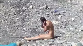 فتيات الشاطئ يتعرين بالكامل لشريط جنس صريح في الخارج