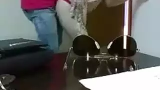 جنس زوجي مكثف: زبر كبير يدك كس مبلول بعنف