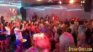 امرأة ناضجة تتحكم جماع مكثف مع شاب أصغر