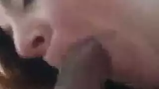 صديقة مثيرة تبلع قضيباً ثم تركب بقوة